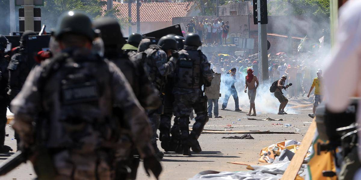 Pred zápasom Brazílie s Mexikom vypukli protesty, 10-tisíc ľudí hádzalo kamene po policajtoch