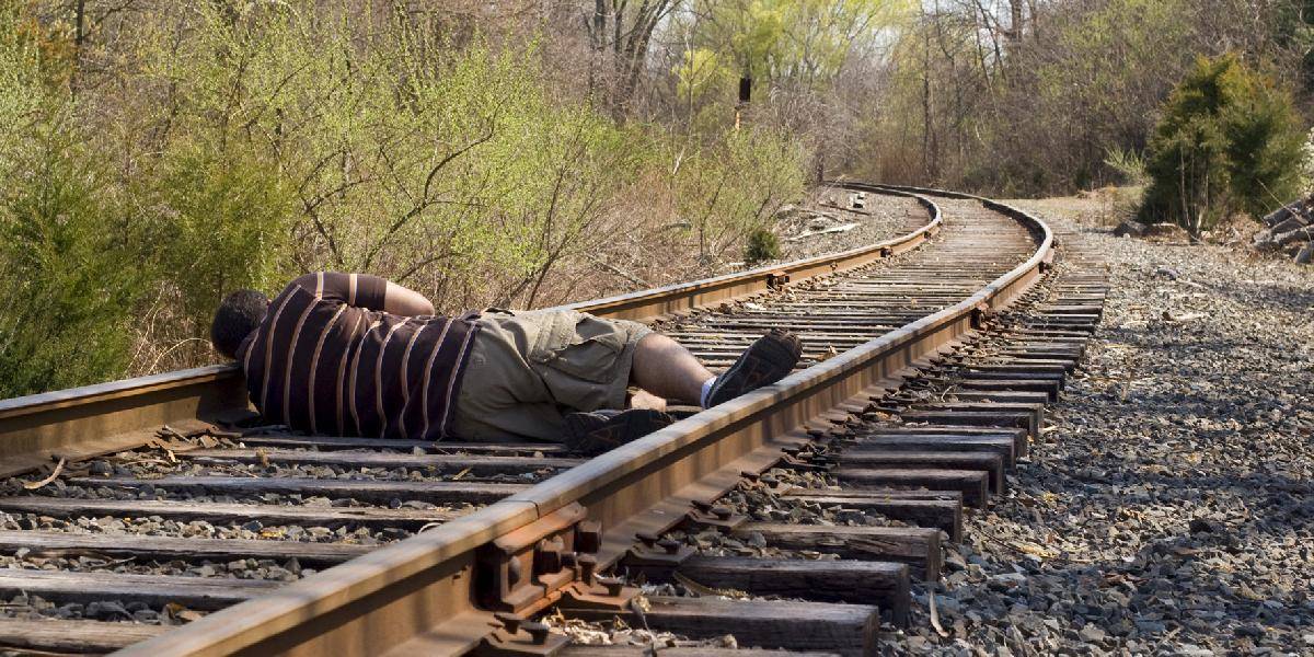 Muž ležal na koľaji a čakal na prichádzajúci vlak: Policajti tomu na poslednú chvíľu zabránili!