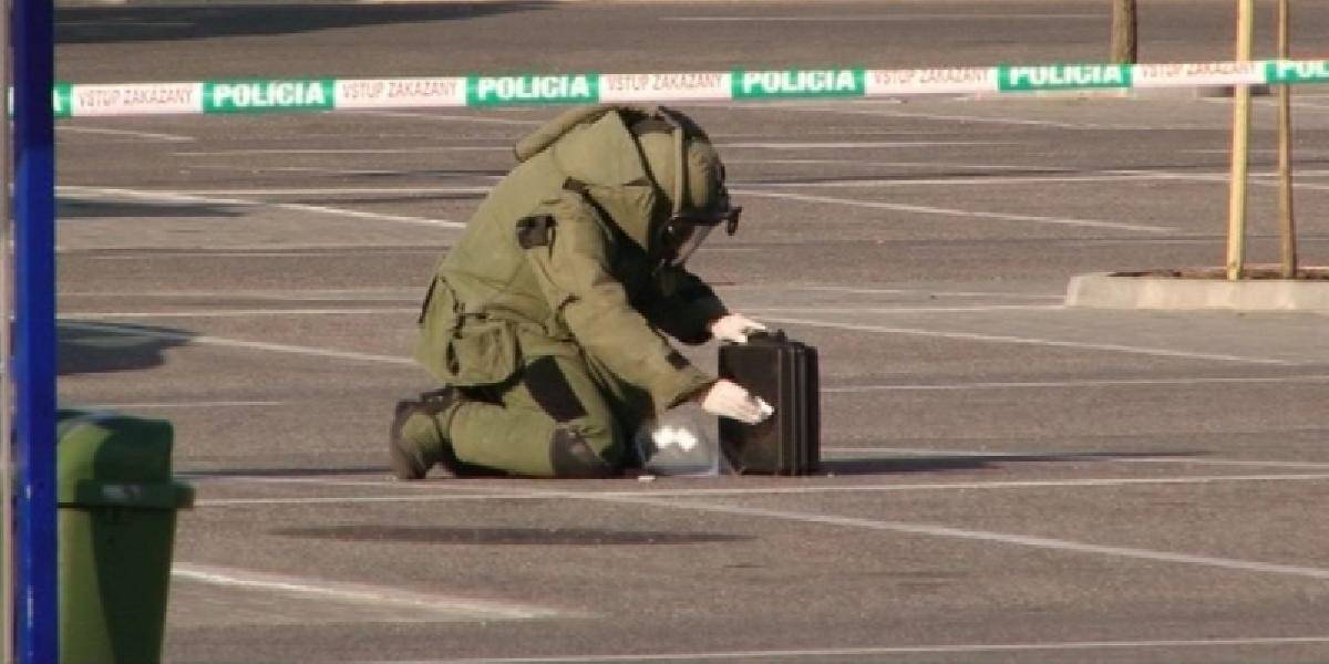Pred trnavským obchodným centrom pyrotechnik likvidoval podozrivý kufrík