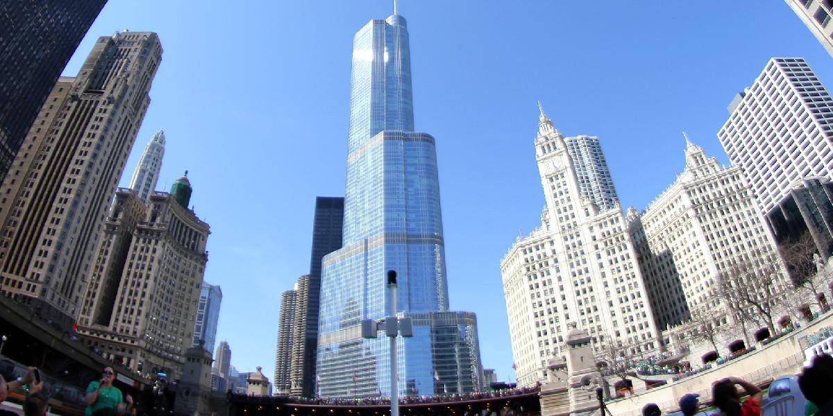 Šialené VIDEO: Muži s padákom skákali z Trumpovho hotela v Chicagu!