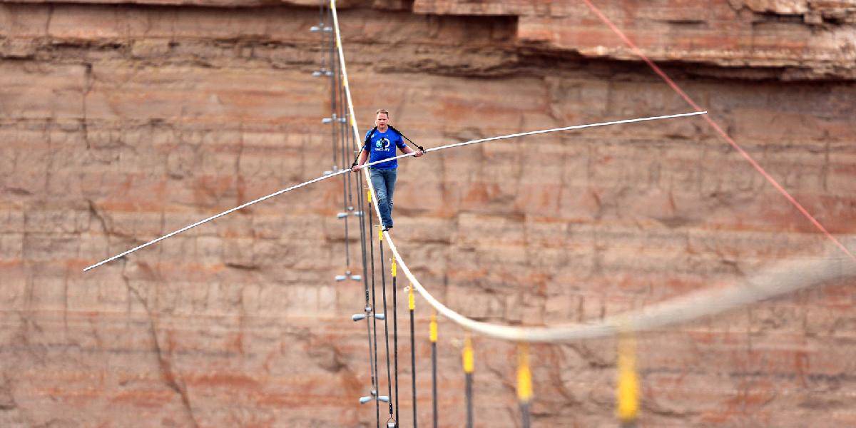 Akrobatická senzácia: Prešiel po lane ponad Veľký kaňon v Arizone bez istenia!
