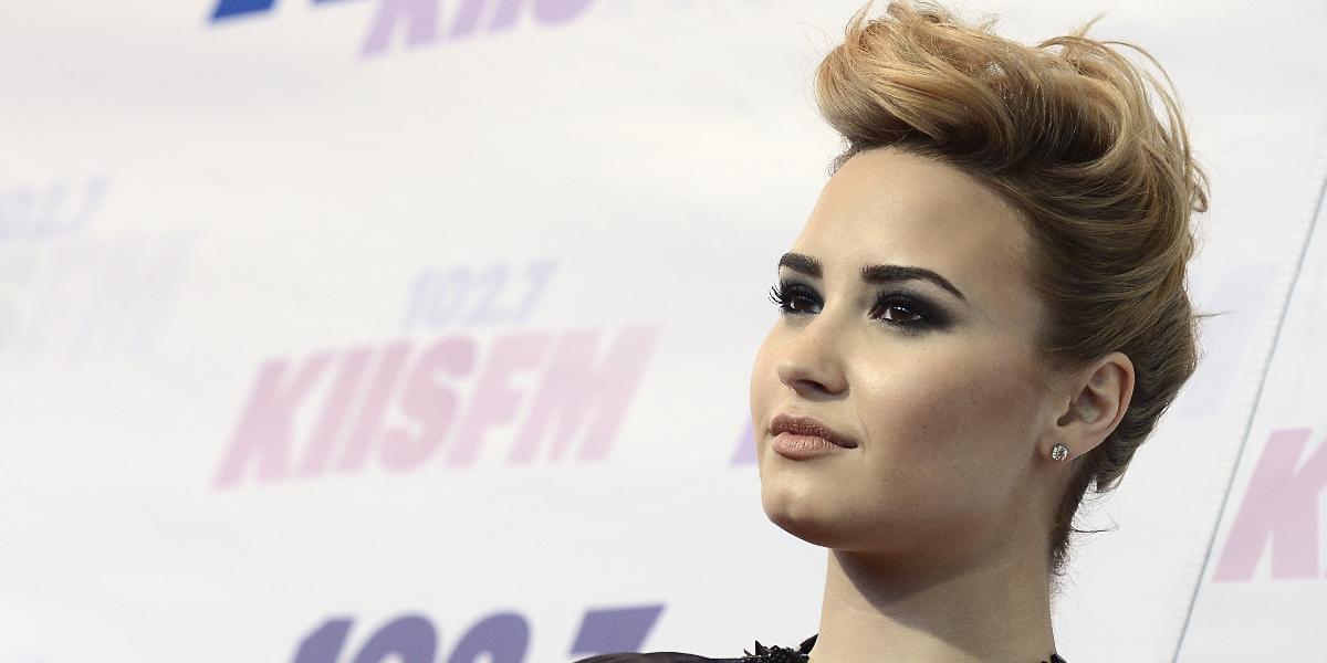 Speváčka Demi Lovato žiali: Zomrel jej otec!
