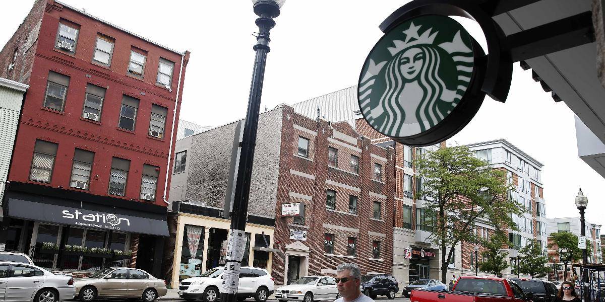 Sieť kaviarní Starbucks zaplatila v Británii po štyroch rokoch prvú firemnú daň