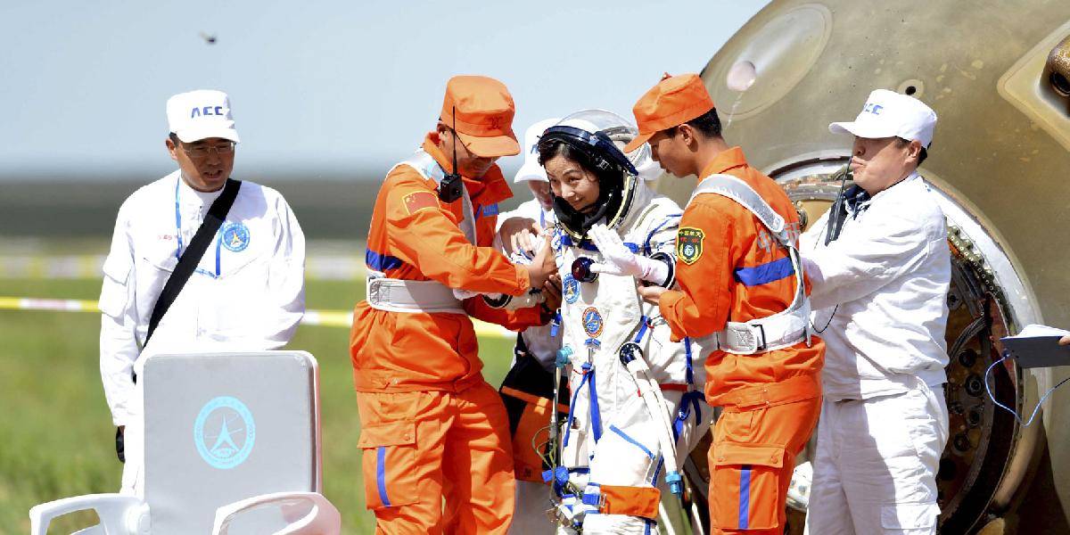 Astronauti z vesmírnej lode Šen-čou 10 pristáli vo Vnútornom Mongolsku