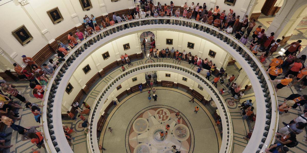 Republikáni v Texase obmedzili interrupcie, pred senátom protestovali ľudia