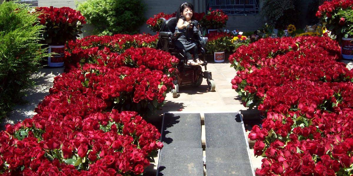 Fanúšikovia zasypali hrobku Michaela Jacksona tisícami červených ruží