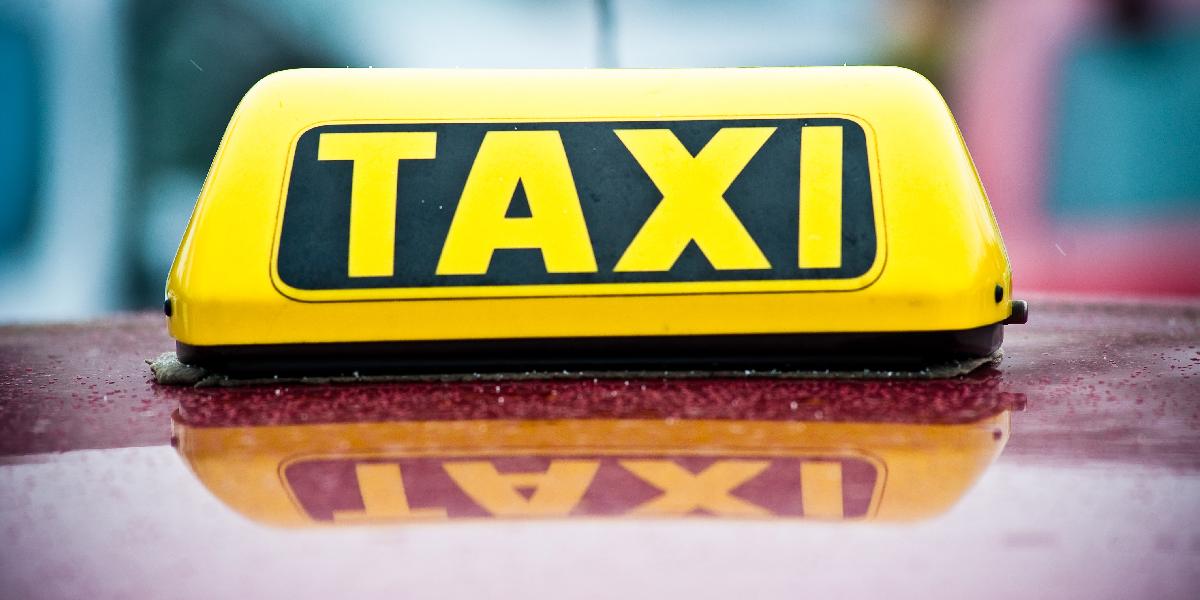 Opitý zákazník ušiel taxíkom, obvinili ho