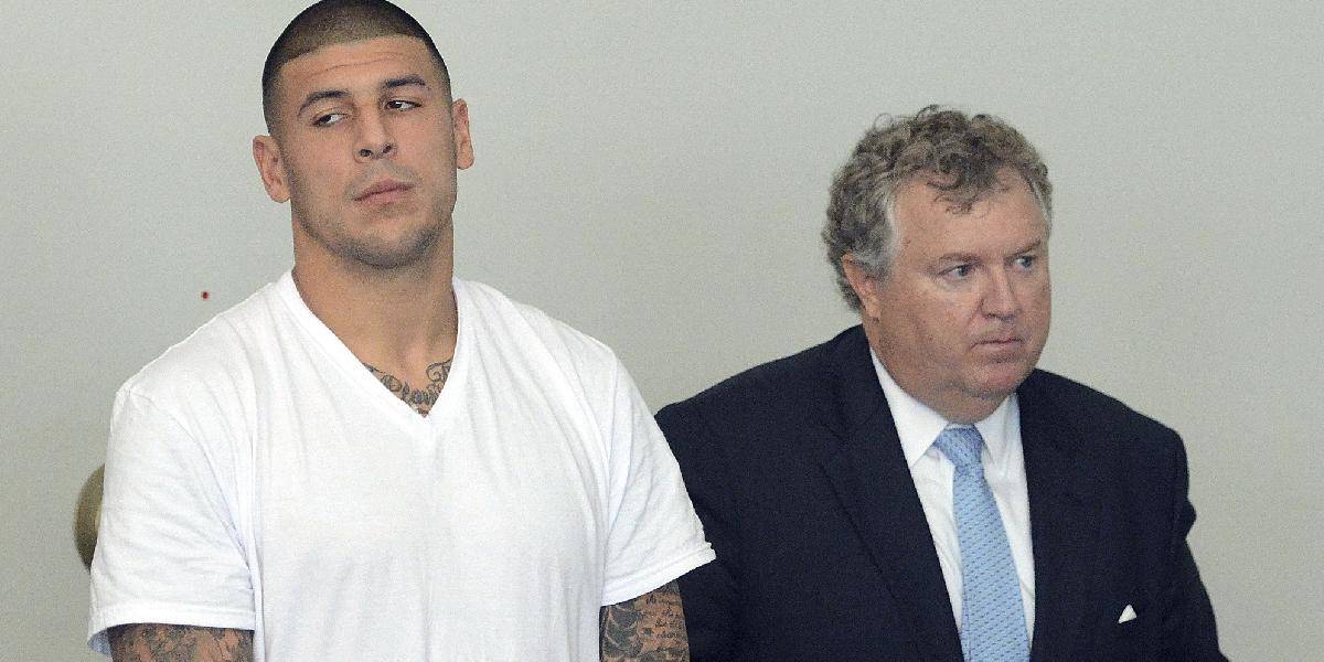 Amerického futbalistu Hernandeza obvinili z vraždy, Patriots ho vyhodili