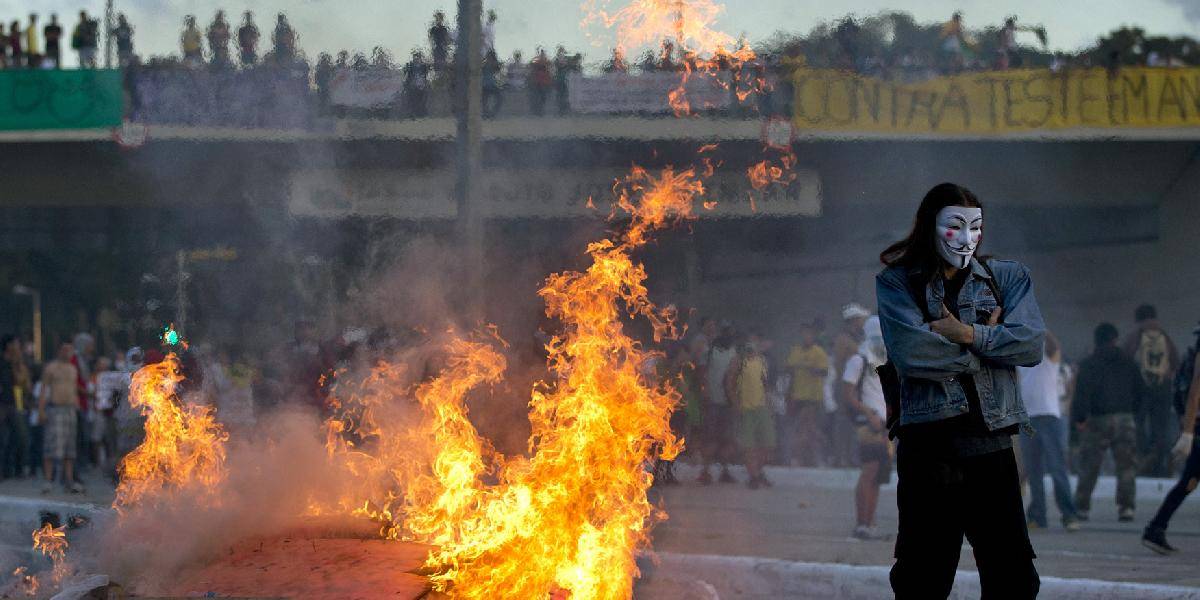 V Belo Horizonte horel autobus, proti davu slzný plyn 