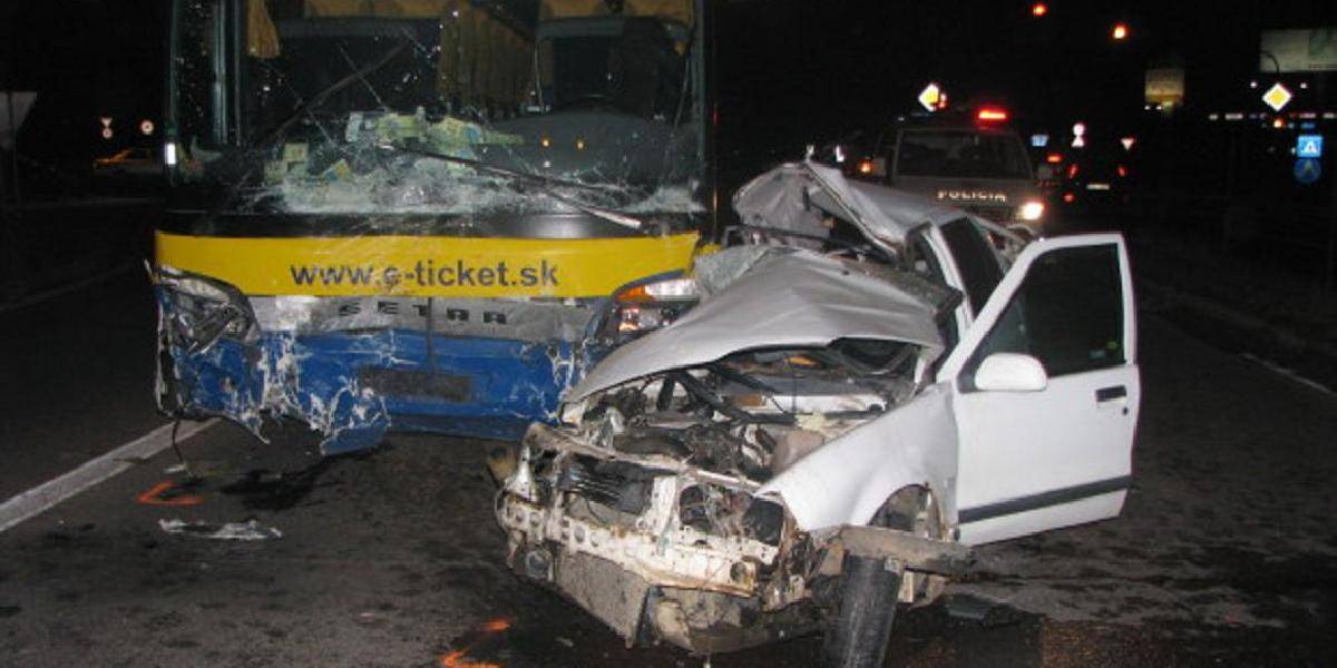 Vodič osobného auta zahynul pri zrážke s autobusom