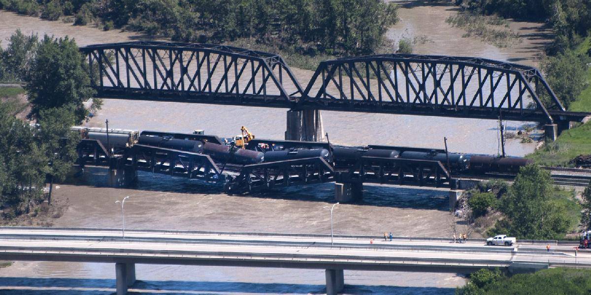 Na poškodenom moste v Calgary sa vykoľajili vozne s ropnými produktmi