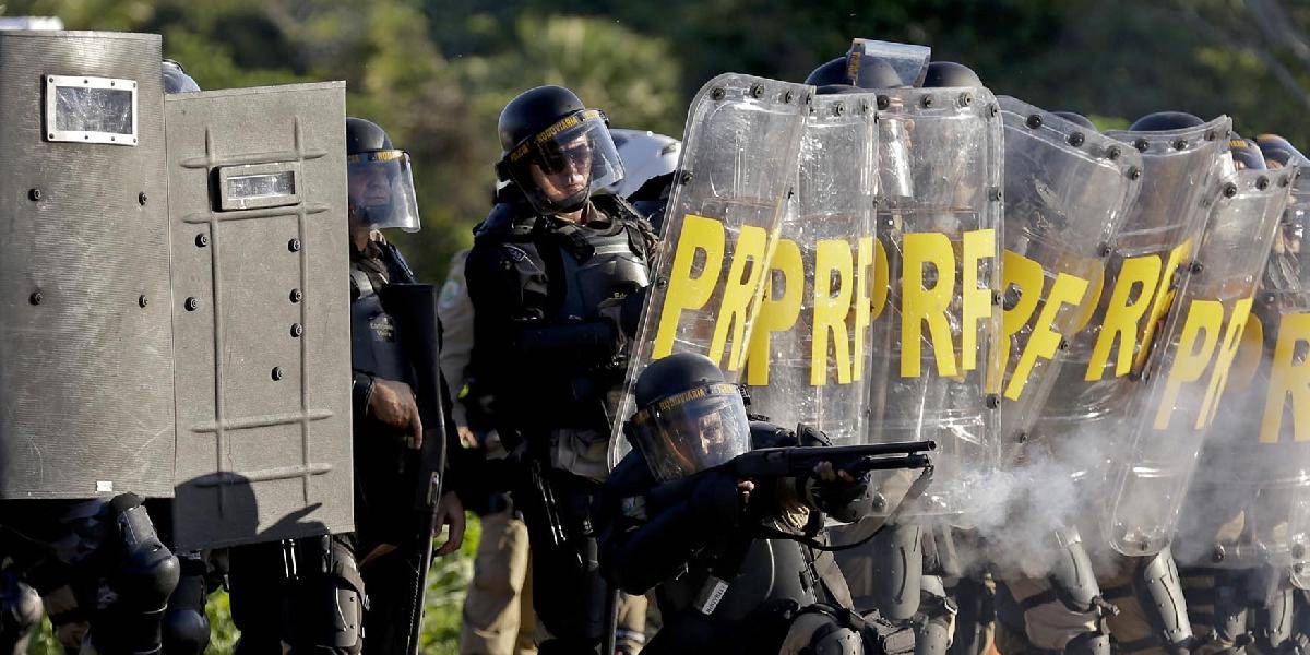 Pri masových protestoch v Brazílií sa zranilo viac než 50 novinárov