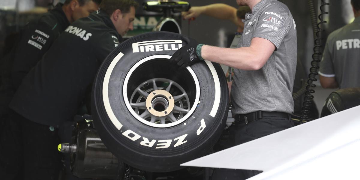 FIA si pre explózie pneumatík predvolala Pirelli