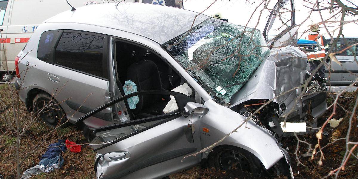 Mladý vodič (20) narazil autom do stromu, ťažko sa zranil