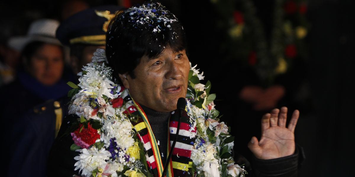 Moralesa privítali po problematickom lete do vlasti ako hrdinu