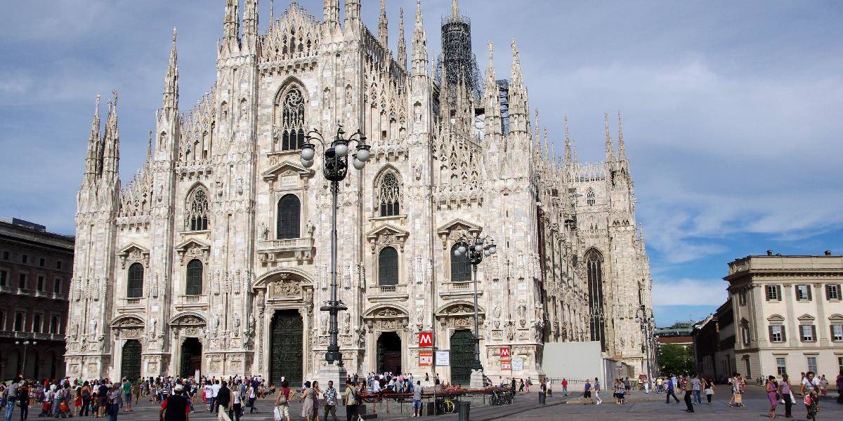 Muž zoskočil padákom z milánskej katedrály, polícii ušiel