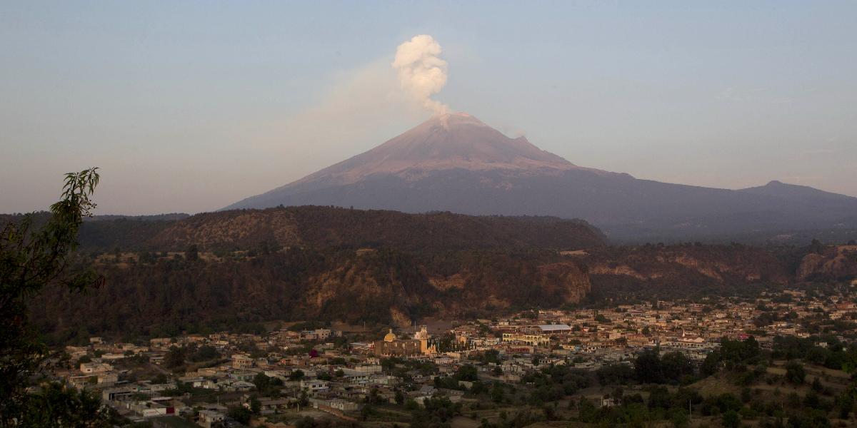 Sopka Popocatépetl vybuchuje pri metropole Mexika, lety sú zrušené