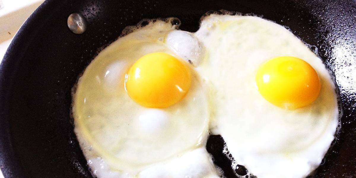 Veľké prekvapenie: Muž našiel doma zlodeja, ten si nahý v kuchyni varil vajíčka!