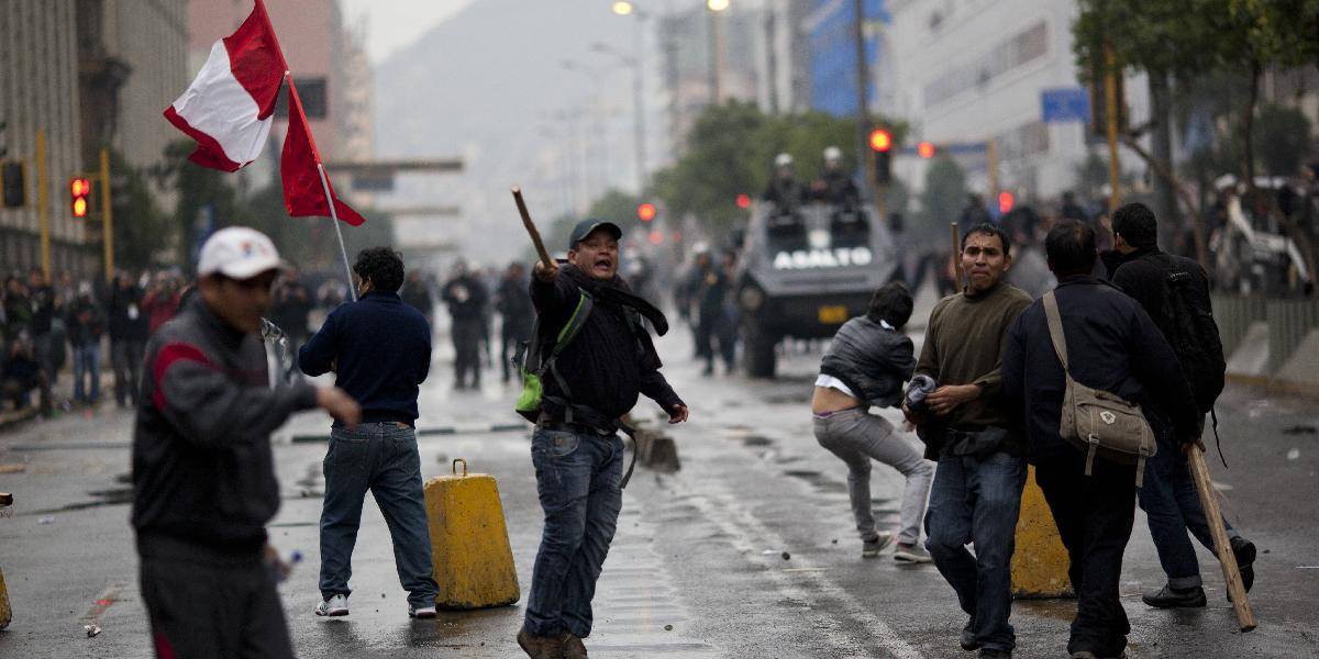 Polícia zasiahla v Peru slzotvorným plynom a vodnými delami proti študentom