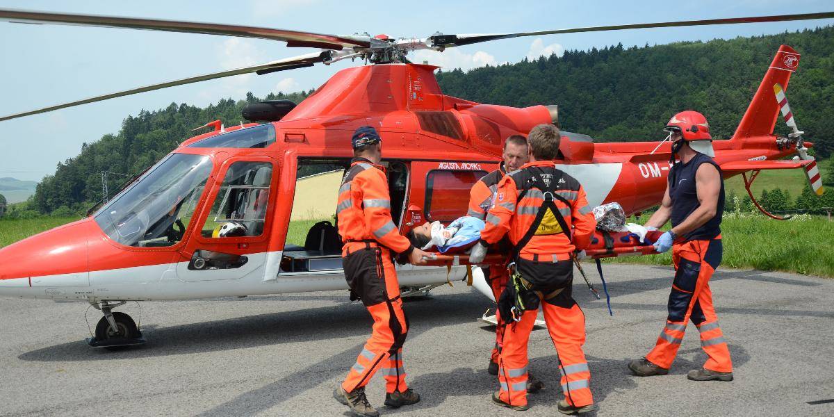 Pri nehode sa ťažko zranila žena (20), musel ju zachraňovať vrtuľník