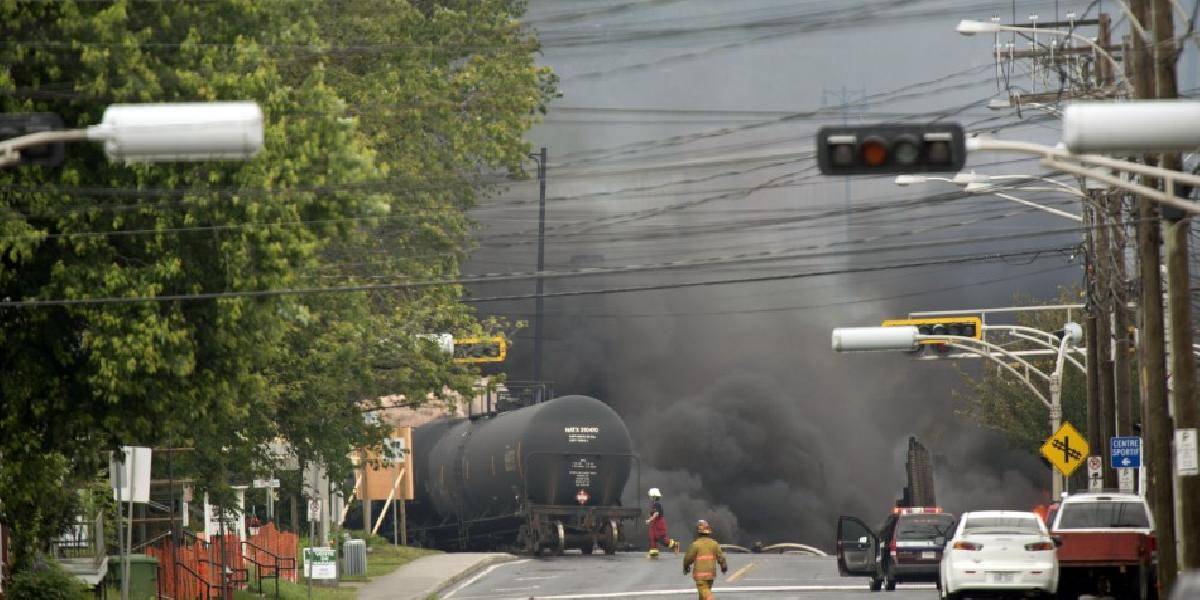 Vlak s ropnými produktmi sa vykoľajil, vybuchli štyri vozne