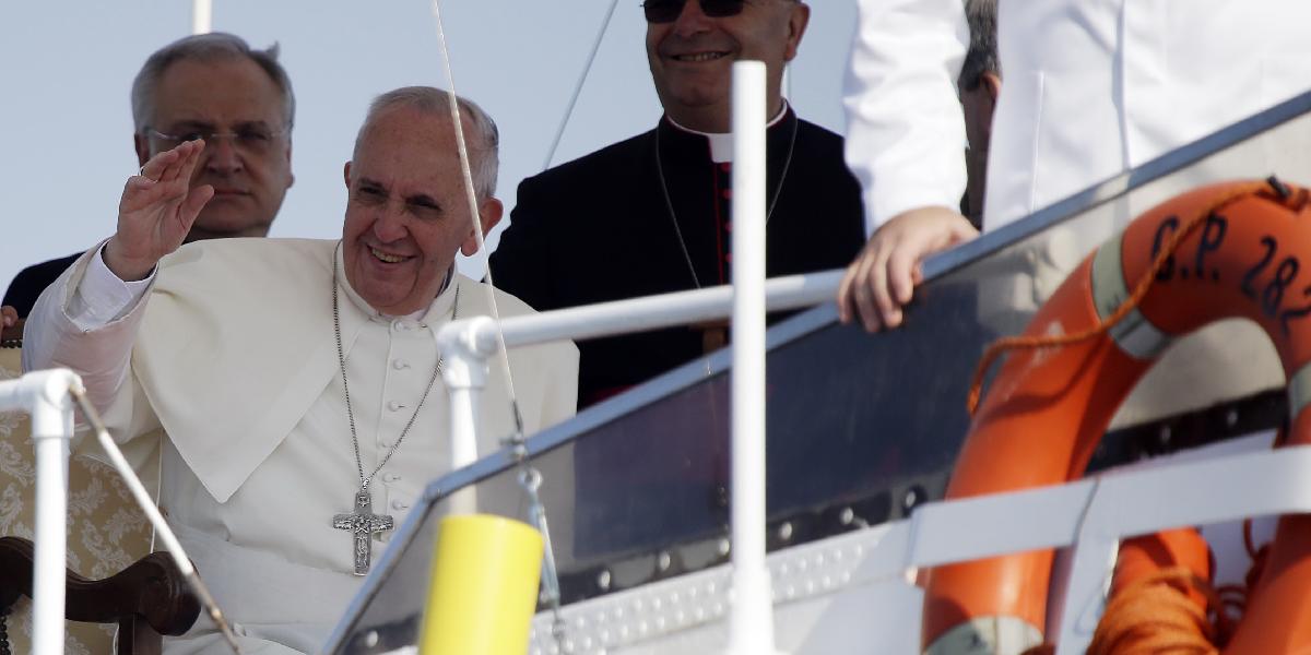 Pápež priletel na ostrov, keď tam práve priplávala loď s migrantmi