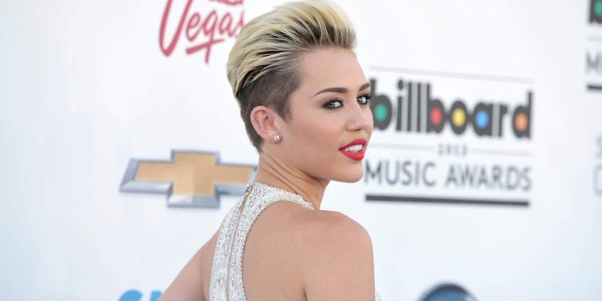 Šialení priaznivci Miley Cyrus: Chcú aby bola jej pieseň štátnou hymnou!