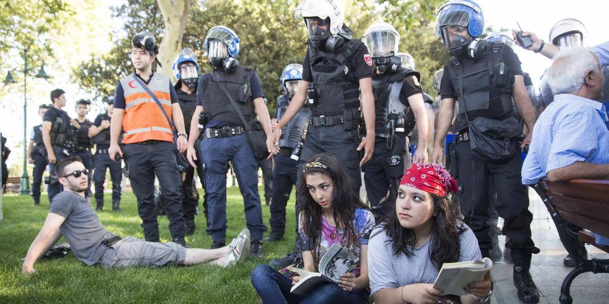 Do tureckého parku Gezi opäť zamierili demonštranti, zasiahla polícia