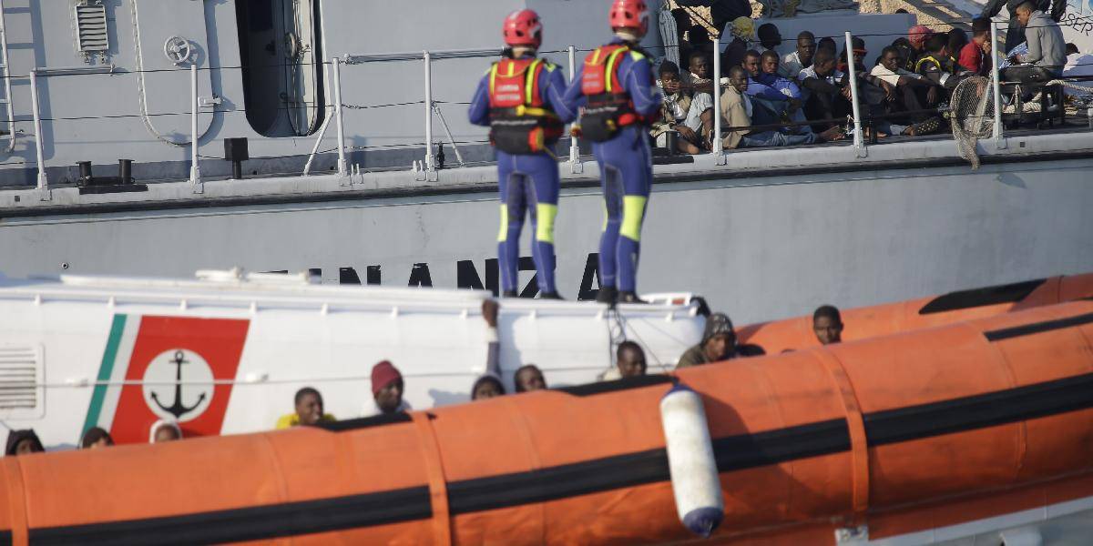 V Grécku zachraňovali 130 ľudí z potápajúcej sa plachetnice