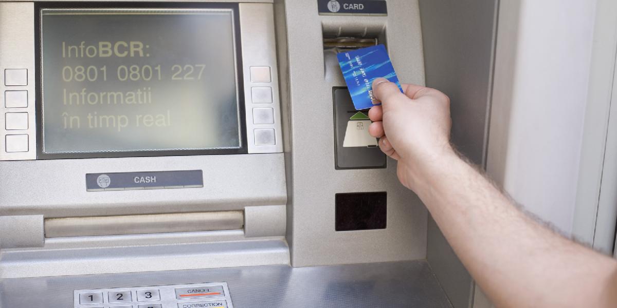 Na bankomatoch našla polícia snímacie zariadenie: Zabránili nasnímaniu údajov klientov