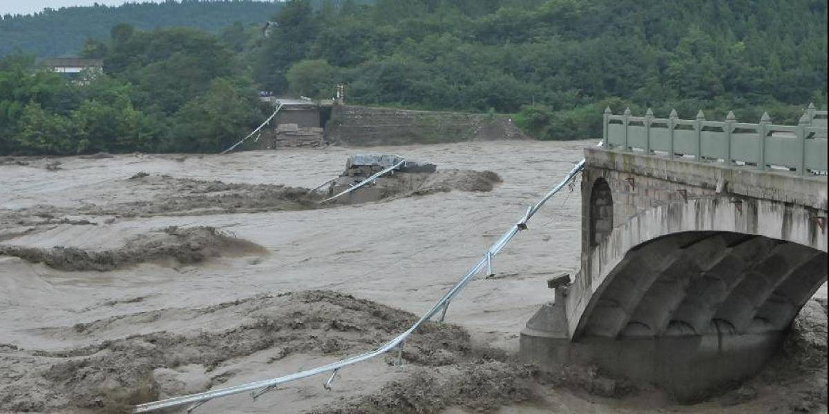 Po zrútení mosta padali do dravej rieky ľudia, autá aj autobusy!