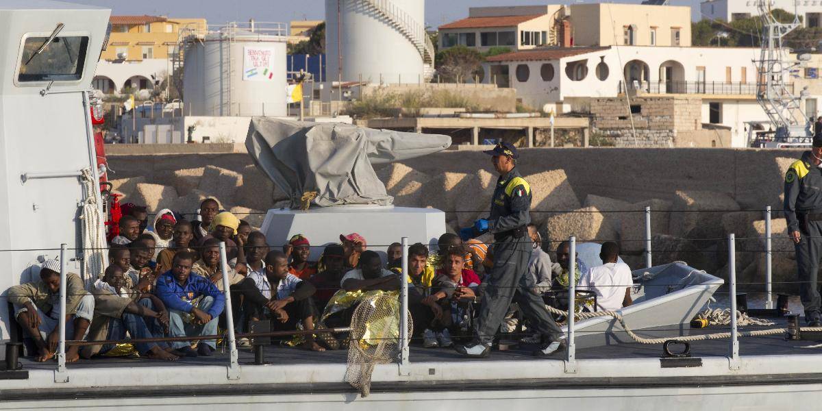 Talianska pobrežná stráž zadržala stovky nelegálnych imigrantov