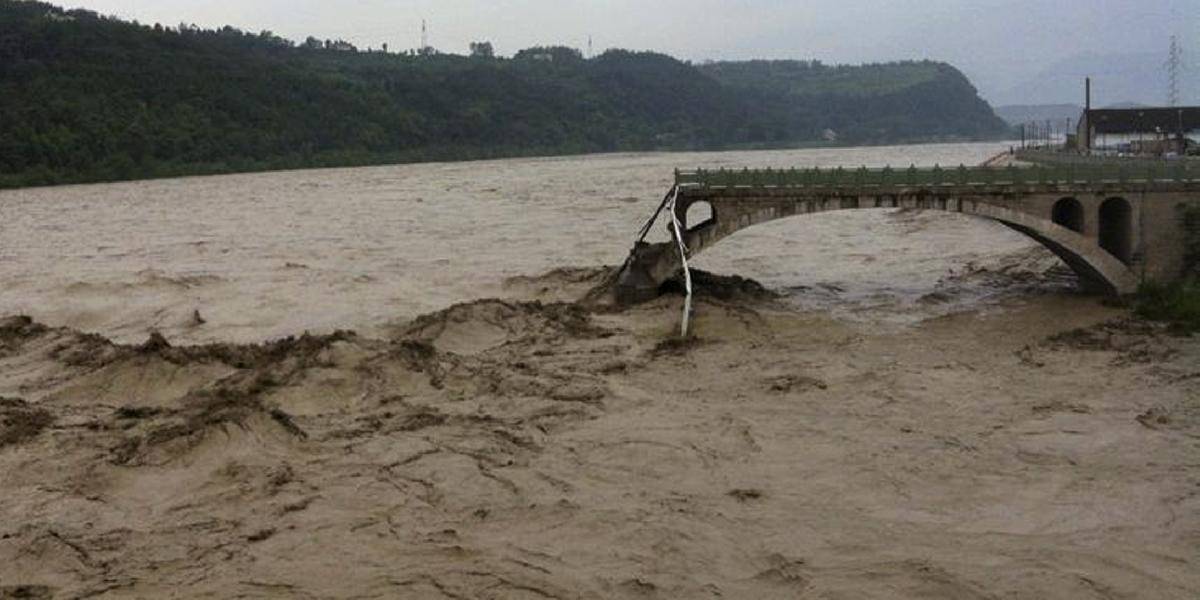 Po zrútení sa mosta v Číne zachránili z rieky troch ľudí