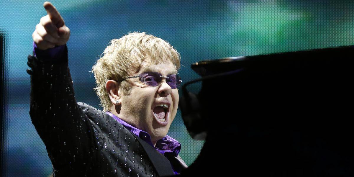 Elton John zrušil koncert v Londýne pre zápal slepého čreva