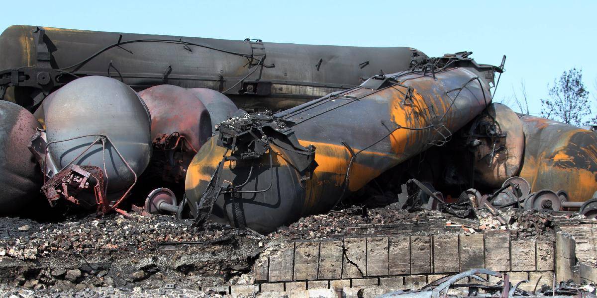 Začalo sa trestné vyšetrovanie vykoľajenia vlaku s ropou, obetí je už 15