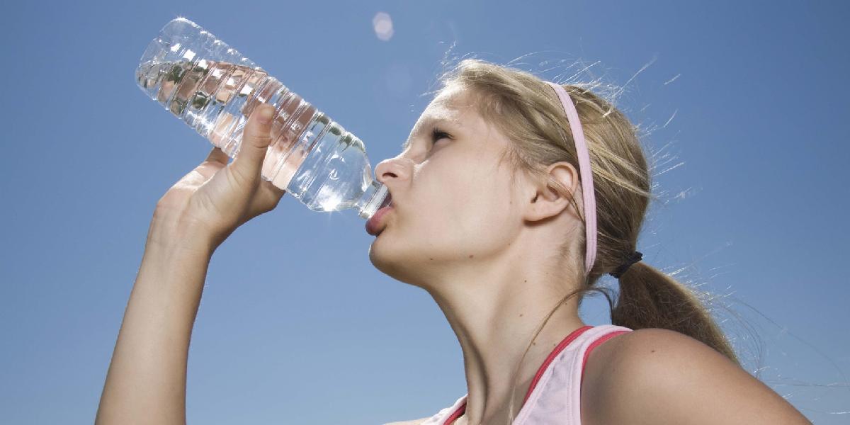 Voda namiesto koly: Naučte dieťa zdravo piť
