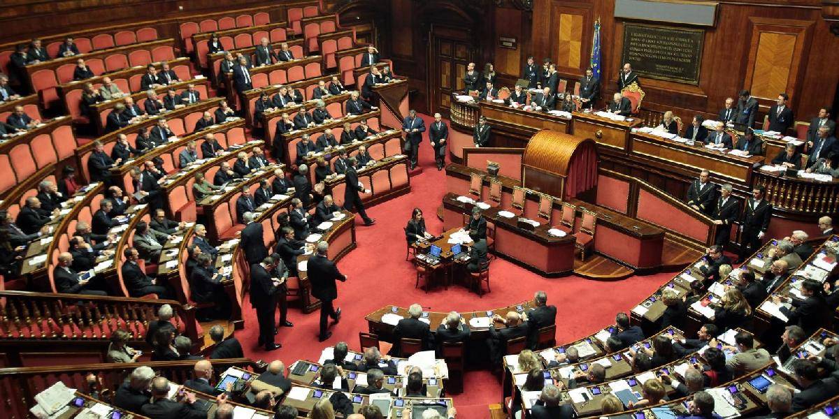 V talianskom parlamente to dnes vrelo: Poslanci sa aj vyzliekali!