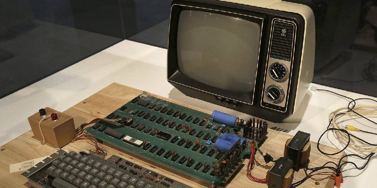 Prvý typ osobného počítača firmy Apple vydražili za takmer 388-tisíc