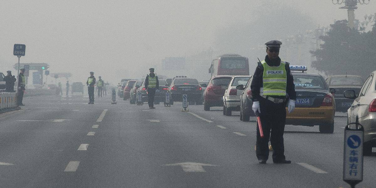 V Číne obmedzia predaj áut, mestá bojujú proti smogu