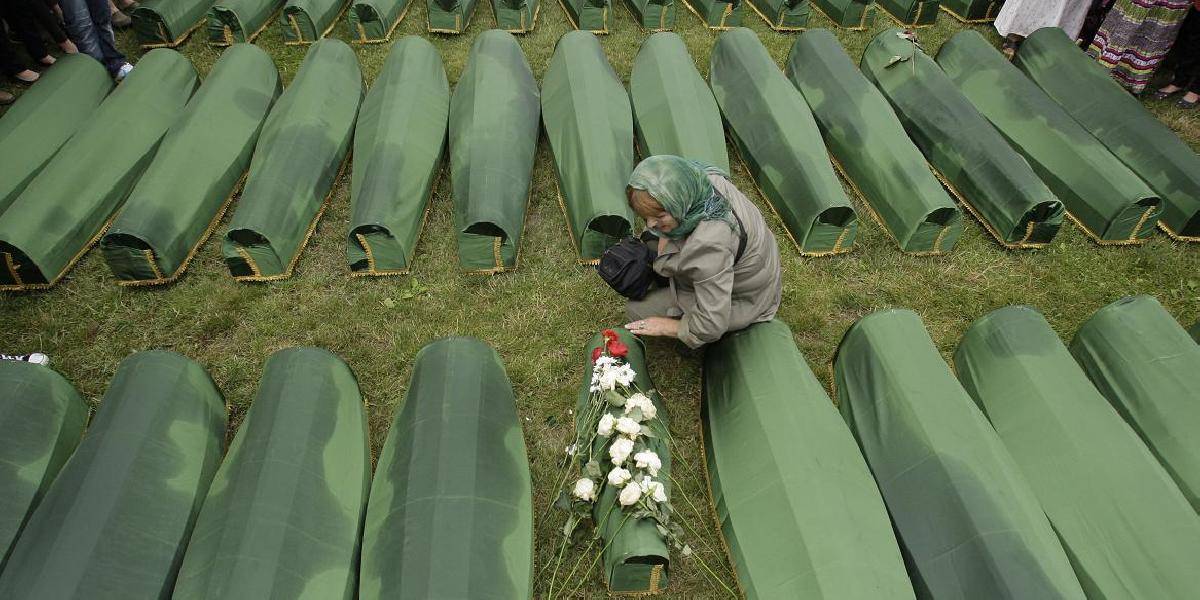Pochovali pozostatky stoviek obetí masakry v Srebrenici