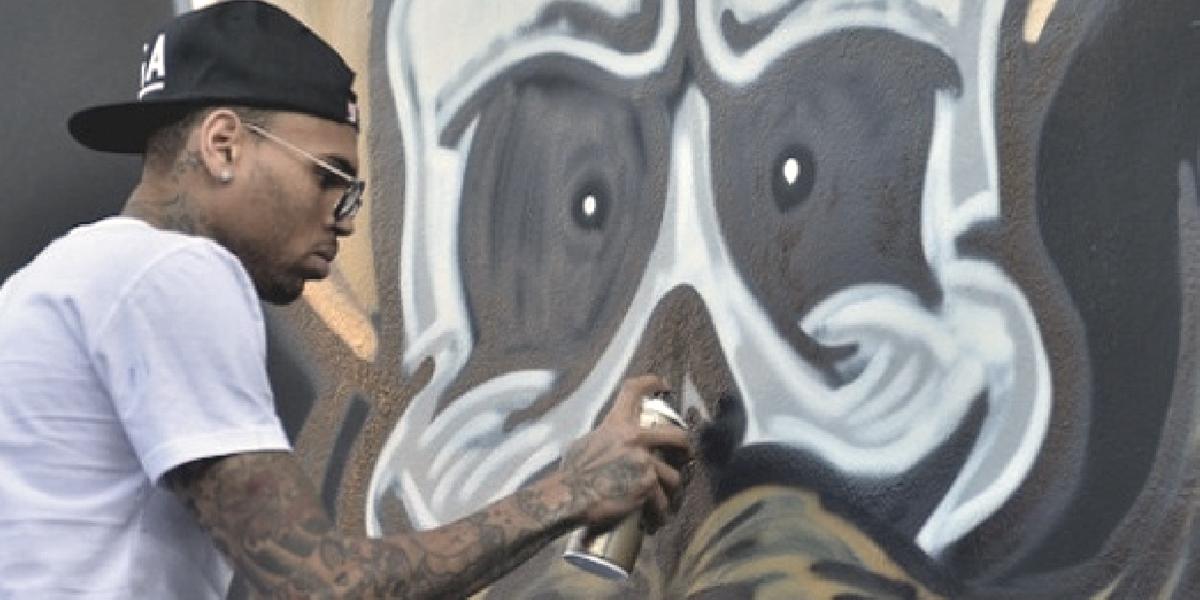 Chris Brown odstránil strašidelné grafiti zo svojho domu