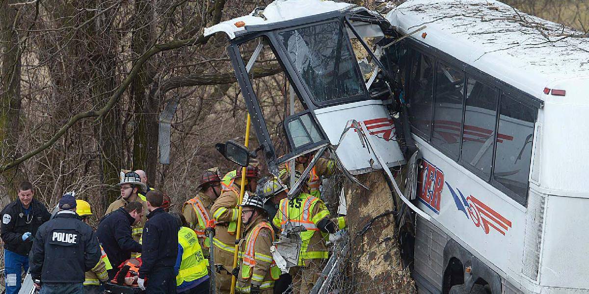 Pri nehode autobusu zomrelo desať ľudí