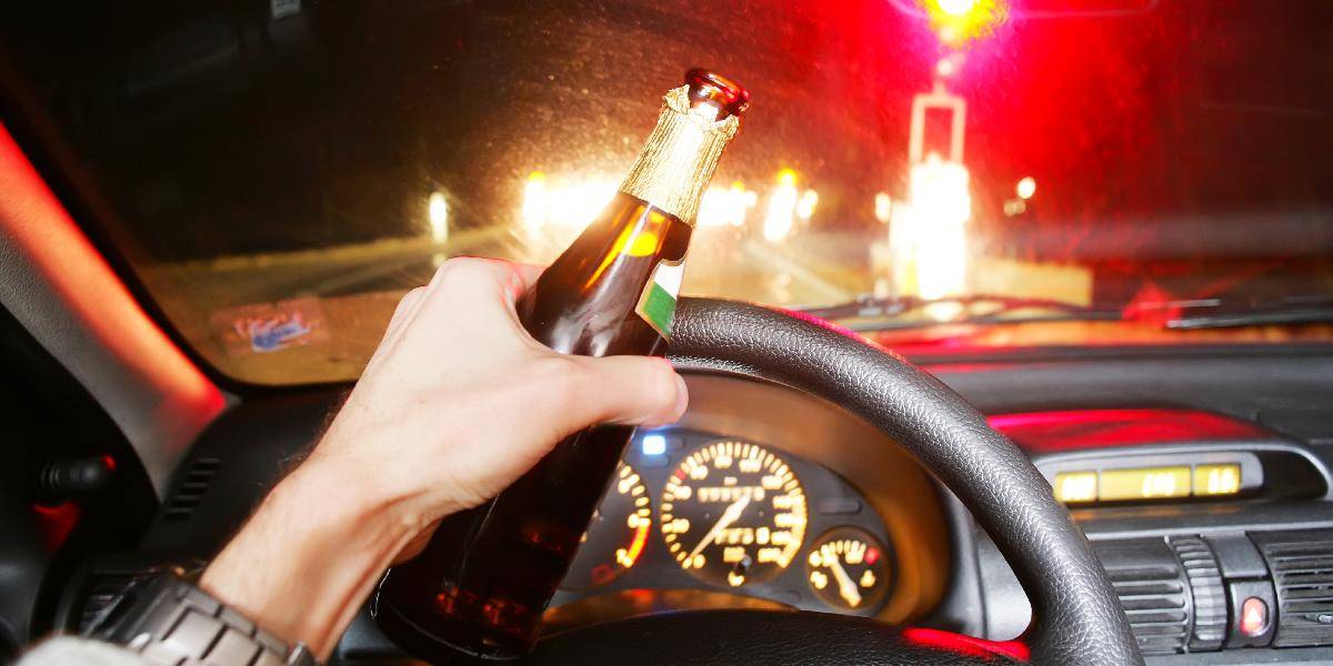Muž šoféroval opitý a bez vodičského preukazu, hrozí mu rok za mrežami