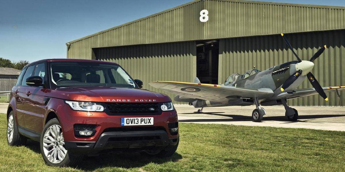 Video: Nový Range Rover Sport si to rozdal so stíhacím Spitfire