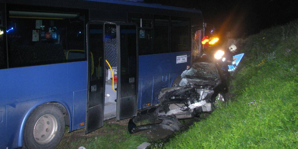 Ďalšia tragédia na našich cestách: Autobus sa zrazil s BMW, traja mŕtvi!