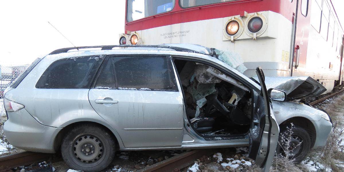 Pri Michalovciach vlak zrámoval auto, štyria zranení