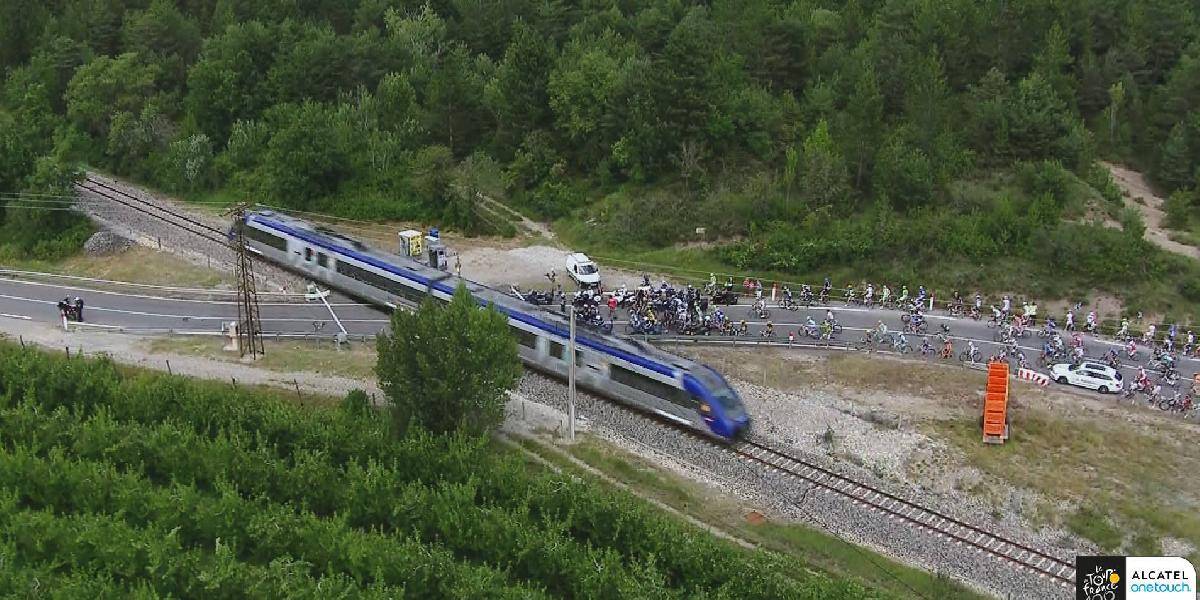 Kuriózny moment na TdF: Pelotón nečakane zastavil vlak