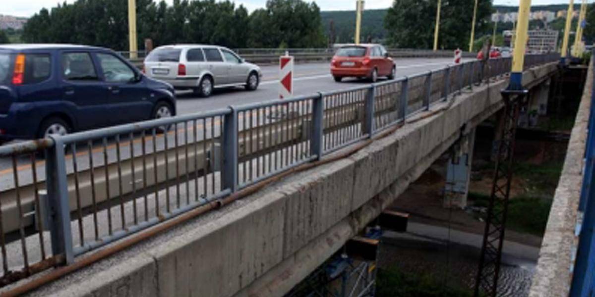 Most na košickej Hlinkovej ulici ohrozuje dopravu