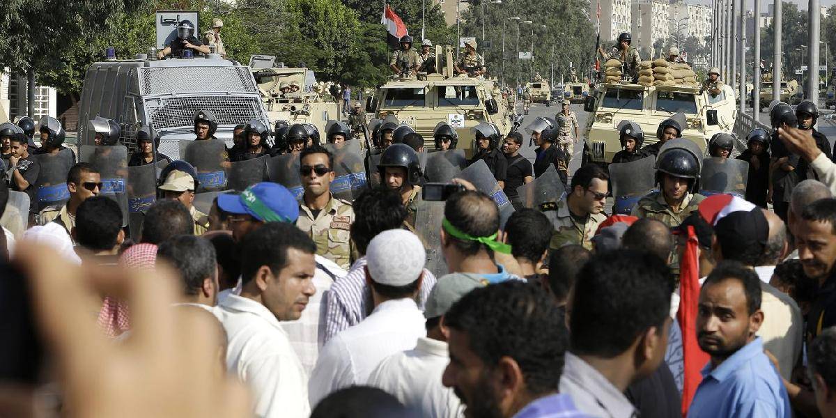 Ulice Egypta zaplavili desaťtisíce Mursího stúpencov