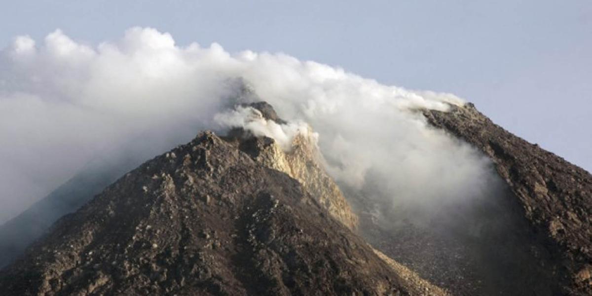 Sopka Merapi hučala a chrlila popol, dedinčania bežali do bezpečia
